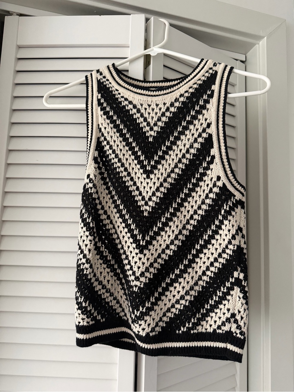 GAP Black and Cream Chevron Knit Tank Sweater